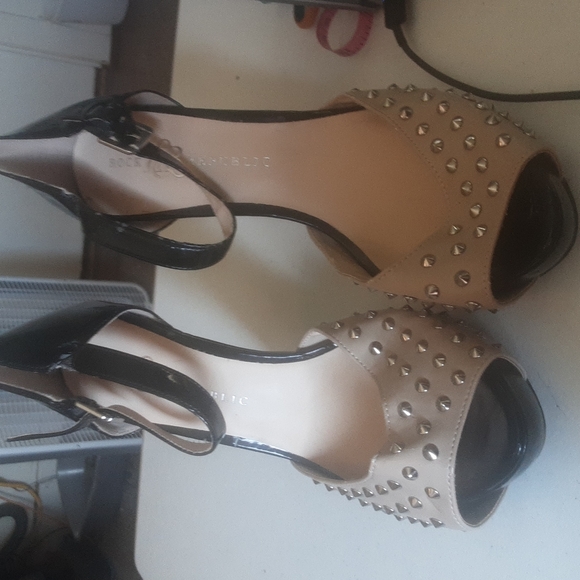 Rock & Republic Studded Spike Platform Pump Stiletto Peep Toe Strap Heels Sz 10M - Picture 2 of 10